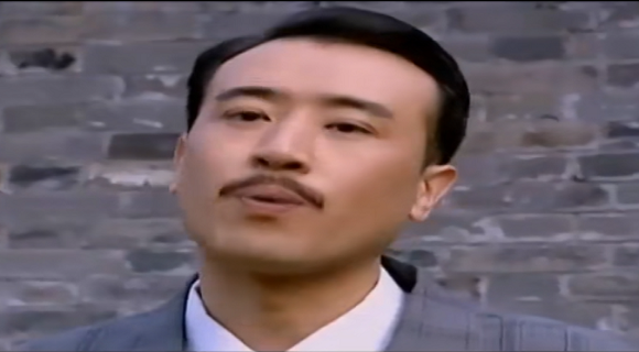 大宅门电视剧里面一段经典的小插曲,讲述的是于和伟饰演的角色在疯掉