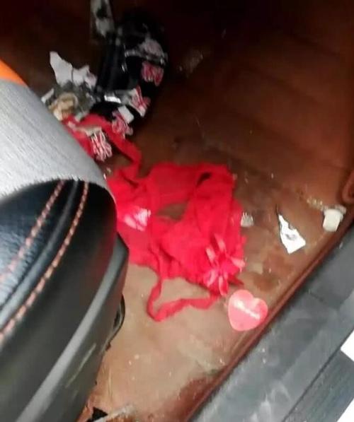 共享汽车被扔路边,满身伤痕车轮都没了,满地情趣内衣