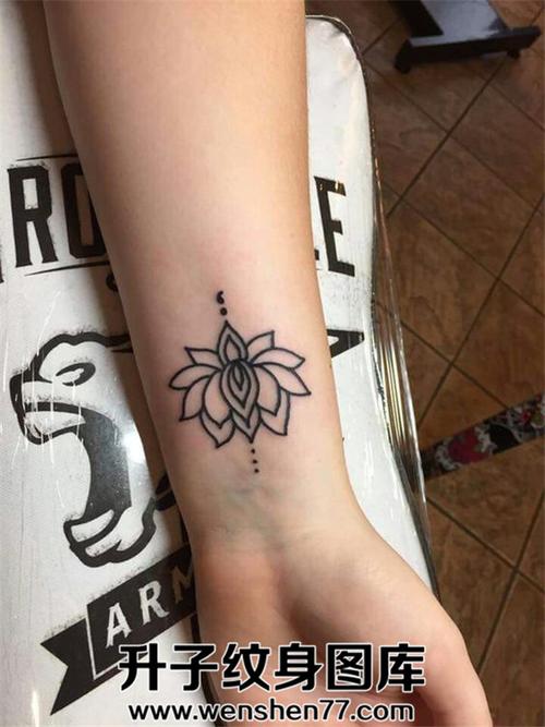 女生手腕莲花纹身图案大全