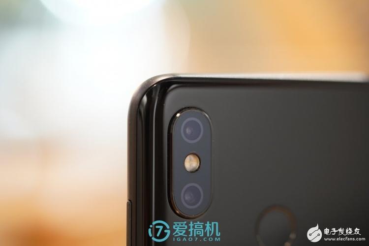 的布局与小米  mix 2s 和 6x 一致,皆是左置摄像头与中置 指纹 传感器