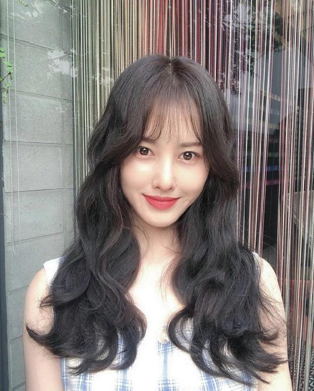 八字刘海最大的特点就是要达到一定的长度,才可以做一个外翻的八字