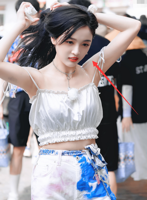 吴宣仪说自己只有85斤,当她穿吊带扎头发,肩膀上的肉怎么解释?