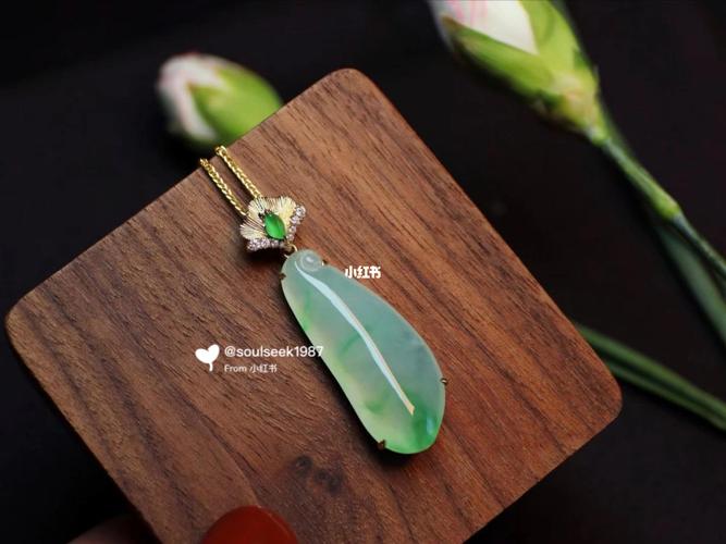 翡翠福瓜吊坠_吊坠_冰种_钻石_搭配_18k金镶嵌_翡翠_时尚_配饰