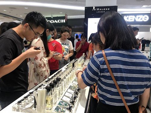 游客在海口日月广场免税店. 图片来源:丁文文/摄
