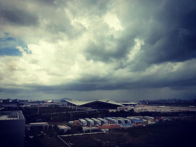 心情就如同这片乌云一样压抑