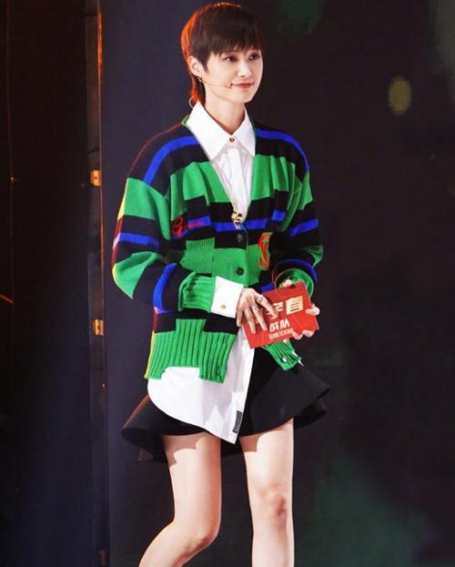 李宇春的夹腿坐走红网络双腿间零厘米间距身材谁不心动