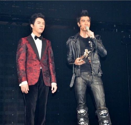 王力宏李云迪同天公开女友 "宏迪恋"昔日亲密照