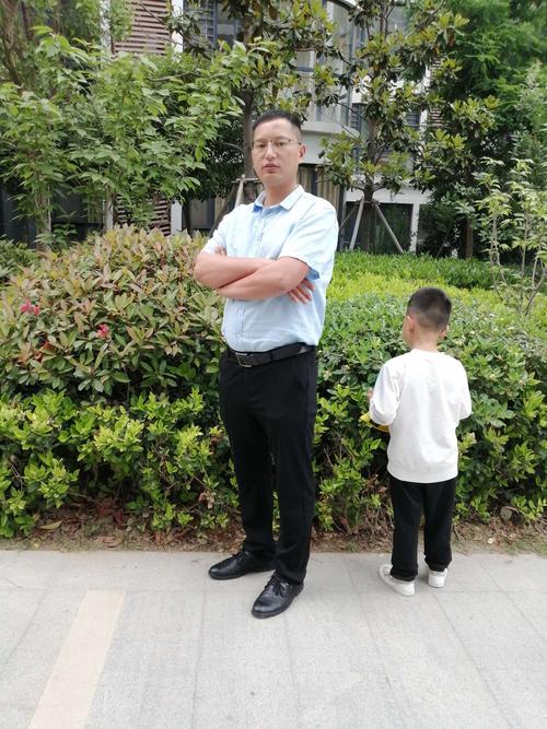 光哥34岁啦 写美篇 今天是光哥的生日翻翻手机里的照片跟着这个男人
