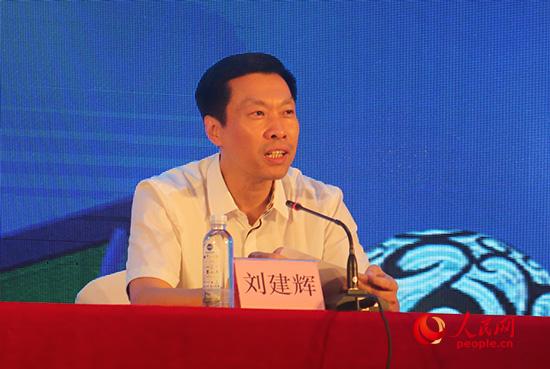 中山市古镇镇党委书记刘建辉介绍古镇的产业发展战略(人民网 张桂贵