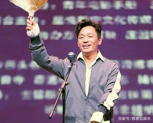 王宝强上台领取金扫帚奖