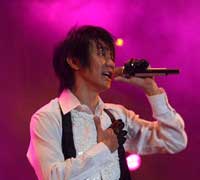 jj林俊杰2007上海演唱会使用森海塞尔skm5200无线话筒.