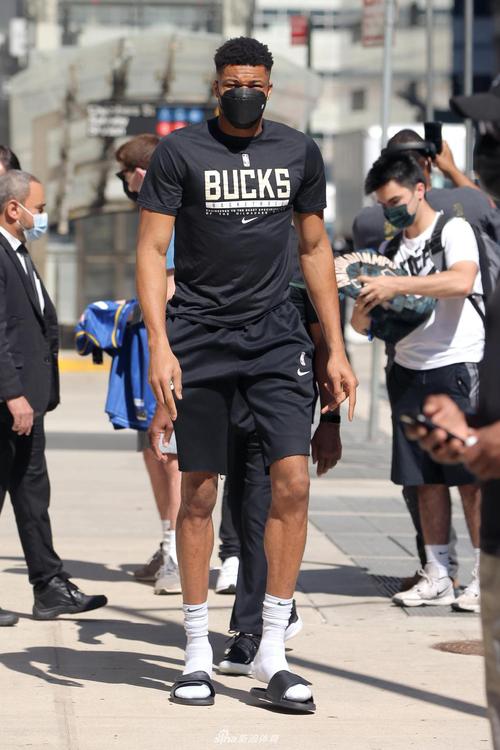 字母哥全黑look现身纽约街头