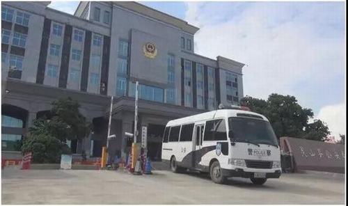9月10日10时,在广州增城看守所举行现场交接仪式后,押解小组按照事先