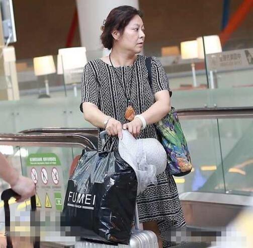 65岁唐国强53岁妻子近照曝光 全身普通人打扮