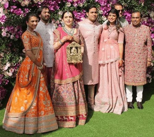 对于这个漂亮女儿的婚礼,安巴尼也是下足了血本.