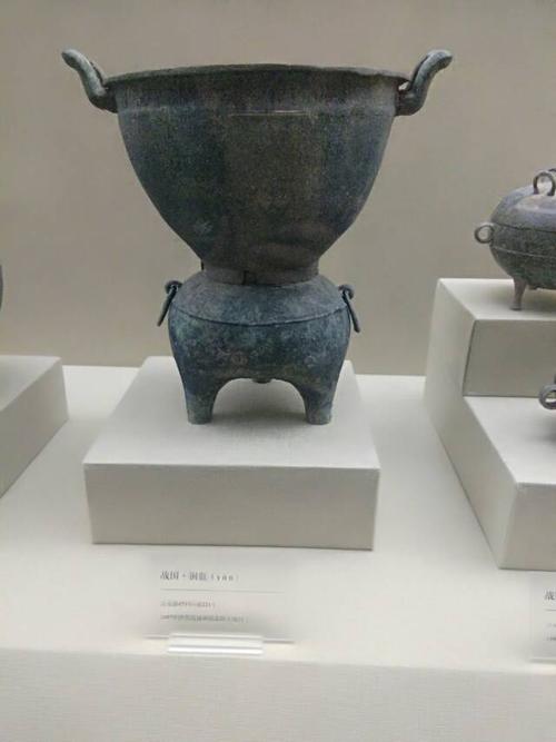 是一个古代的铁罐.