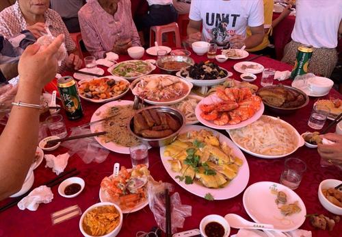 在北海吃一顿酒席真是好大压力,赚得少给得多,收到喜帖都吓出冷汗