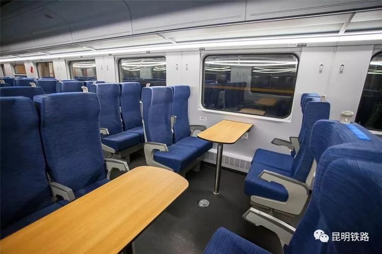 由于"绿巨人"座位不能转向,故而在车厢中间设有一张桌子,方便吃零食.