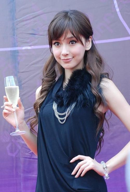 20岁的杨颖妆发好奇怪就算穿简约的黑色裙子看着也很独特