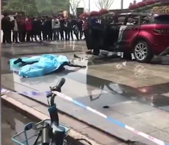 芜湖街头路虎车起火:车内2人被烧身亡,系情感纠纷引发