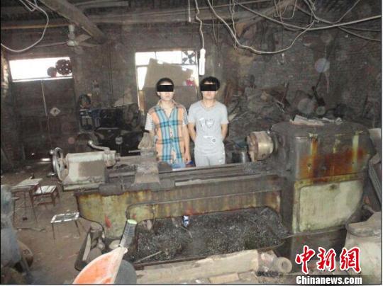 犯罪嫌疑人指认制造枪管所使用的车床. 吴奇勇 摄