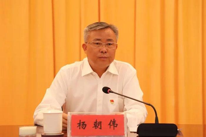 专题专栏 瓮安   杨朝伟在讲话中代表瓮安县四家班子向受到表彰的先进