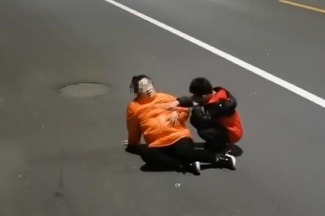 贝赛特氏症:怀孕的妈妈在路边临产,儿子下跪拦车,妈妈比膝下"黄金"更
