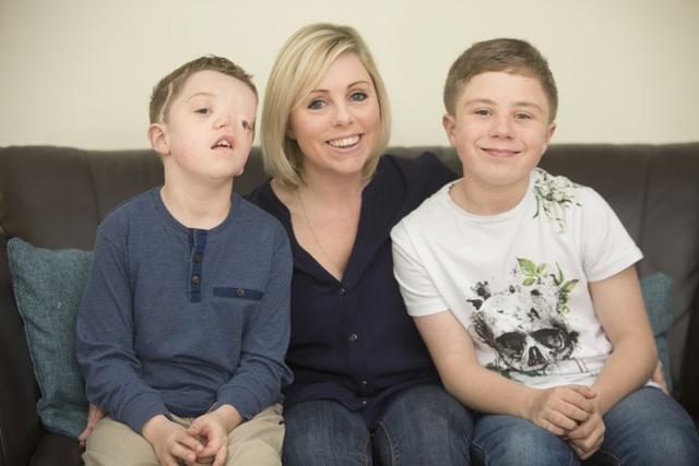 ins删除独眼男孩照片,引10万网友抗议:追求美好但也包容残缺