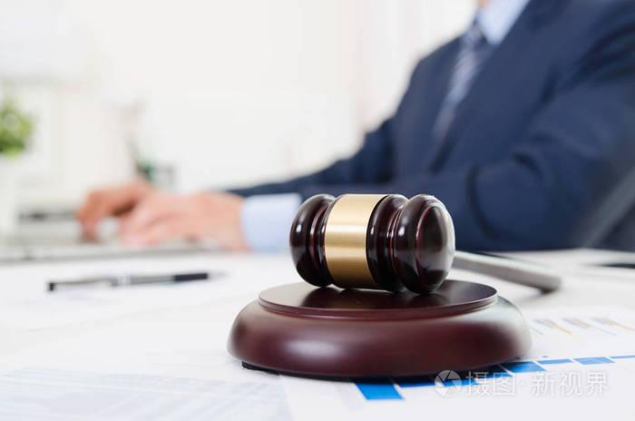 木槌在桌上律师在办公室工作律师法院法官正义槌法律立法概念