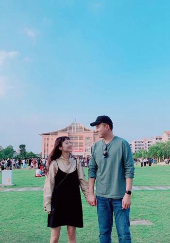 恋爱3年!张子凡求婚成功了,丁钰琼晒鸽子蛋钻戒,羡煞旁人!