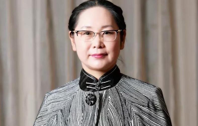 参考资料:   新华网《张荣华:立足实业闯新路》,   商界传媒