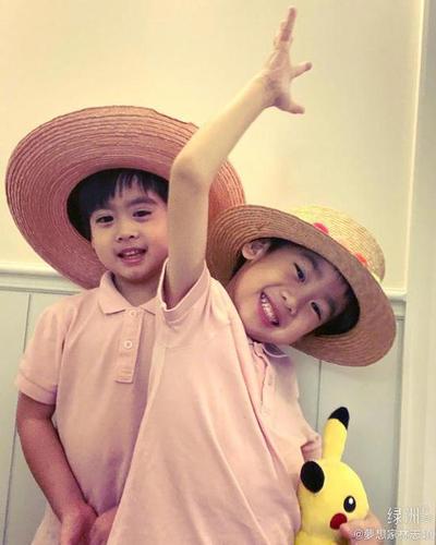 林志颖绿洲晒双胞胎儿子近照 萌娃头戴草帽笑容甜