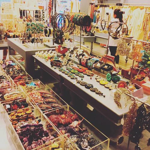 泰国商场里的饰品店 饰品和衣服按颜色种类被摆的整齐又好看 大大增加