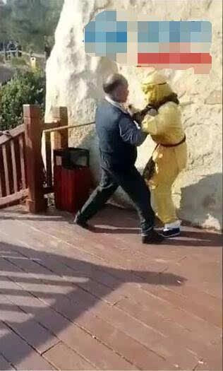 孙悟空与老人打架视频疯传 原因竟然是大圣被摸了一下