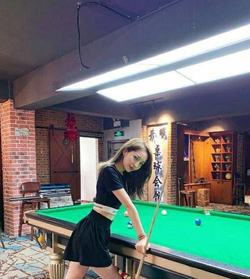 原创"最美台球裁判"王钟瑶,身材饱满迷人,这身材颜值不出道可惜了