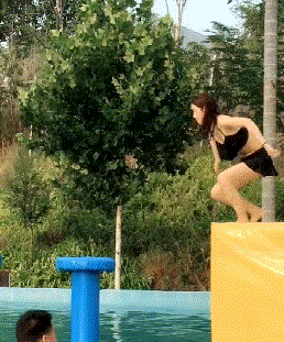 搞笑gif:姑娘,玩这种闯关游戏,通过率能有1%吗?