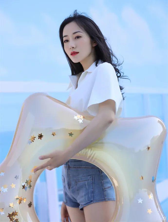 原创韩雪这造型太清凉了!牛仔短裤反穿配露脐白衬衫,纤纤细腰真绝了