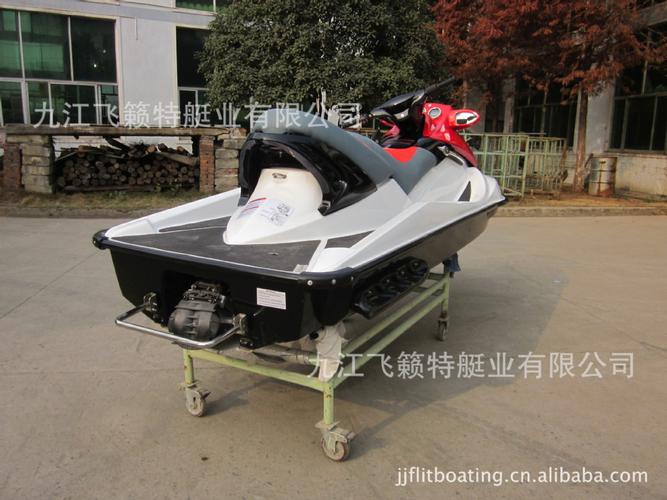 水上摩托艇 日本技术改进型 技术成熟 淡水专用 速度快