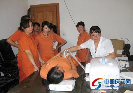 计生工作人员为工人照b超