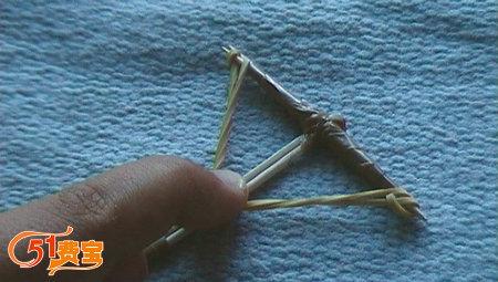 5,接下来是制作和安装弓弦,将另一根橡皮筋两头卡在横向牙签上(两端