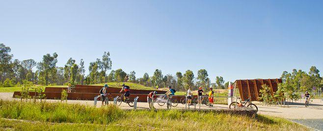 澳大利亚悉尼新南威尔士的怀尔德山地车道景观