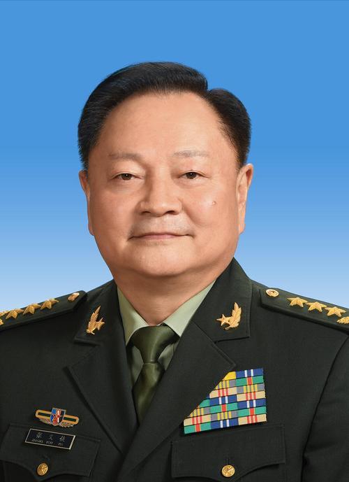 渭南人,1968年12月入伍,1969年5月加入中国共产党,军事学院基本系毕业