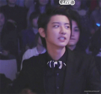 朴灿烈是一个穿西装高富帅,演技棒,卖萌犯二不拘小节