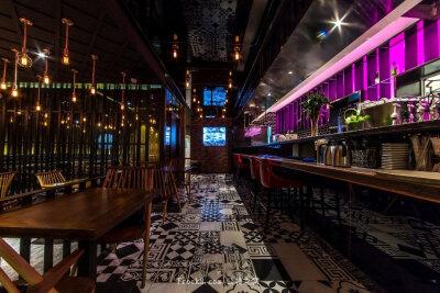 青岛市澳门路海信广场 设计说明: 餐厅主要分为西餐区,面包区和酒吧区