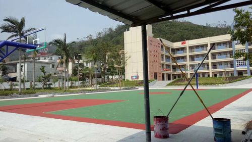 珠海平沙南新小学 篮球场丙烯酸球场材料施工中