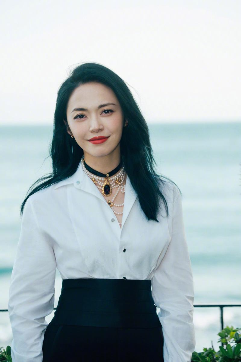 釜山的海与松.  造型:lucialiustylist  妆发:唐子昕 摄影:七明多