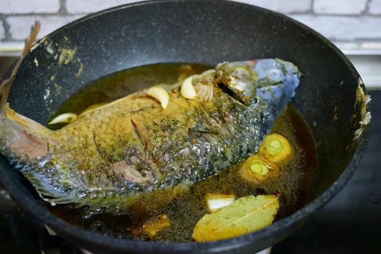 原创家常炖鱼最忌直接炖了,教你一招,鱼肉不腥不柴,学会露一手吧