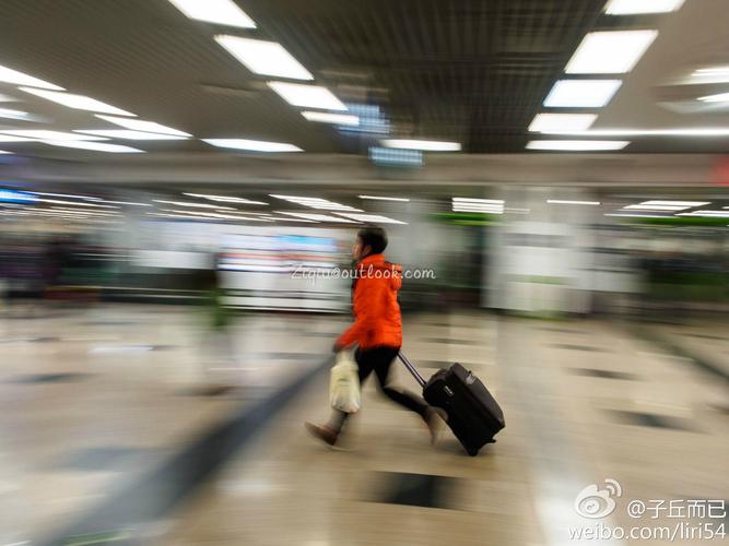 飞奔的行李 用慢速快门拍摄动感照片