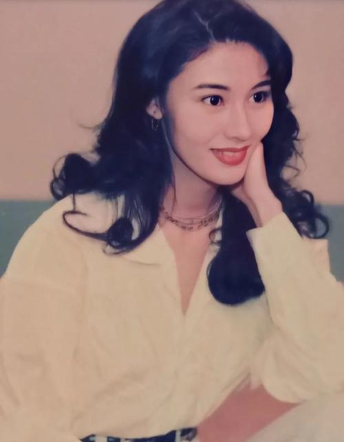 我自己还是蛮讨厌高颧骨的,因为会显得面向刻薄,直到看见李嘉欣女神