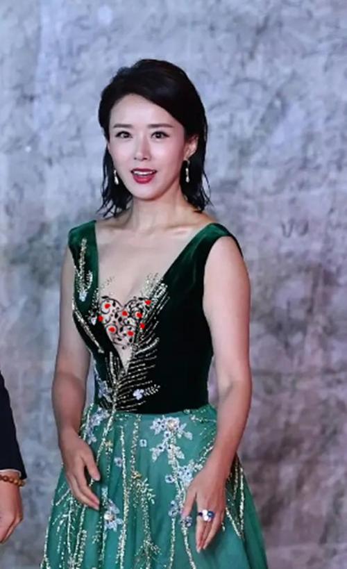 颜丹晨不愧是最美嫦娥穿深v领绿色连衣裙气质惊艳太吸睛